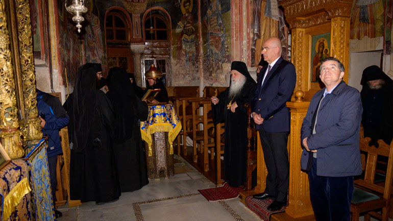 Λιποθυμικό επεισόδιο υπέστη ο Νίκος Δένδιας στο Άγιον Όρος