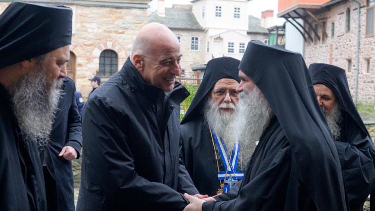 Δένδιας από το Άγιο Όρος: Η κιβωτός αυτή της Ορθοδοξίας είναι άξια κάθε στήριξης και κάθε βοήθειας