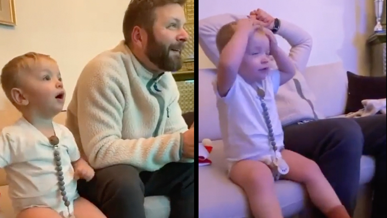 Aγοράκι βλέπει αγώνα ποδοσφαίρου με τον μπαμπά του