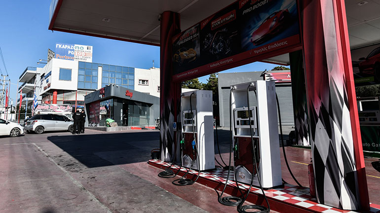 Παραδόθηκαν δύο άνδρες για τους πυροβολισμούς έξω από το πρατήριο υγρών καυσίμων στα Γλυκά Νερά