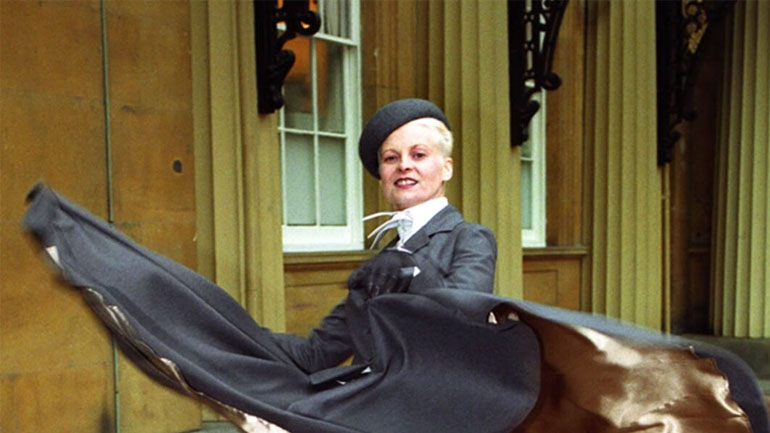 Vivienne Westwood: Όταν σήκωσε τη φούστα της στους φωτογράφους έξω από το Buckingham και δεν φορούσε εσώρουχο