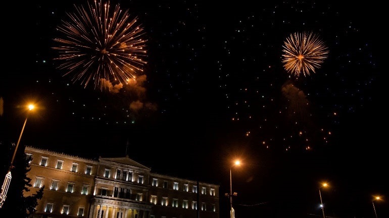 Δείτε από την πλατεία Συντάγματος τη γιορτή για την αλλαγή του χρόνου