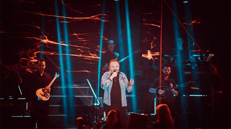 Χριστουγεννιάτικη πρόταση γάμου μπροστά στον Σταμάτη Γονίδη- Η αντίδρασή του