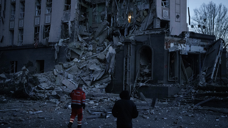 Σφυροκοπήθηκε από Ρωσικούς πυραύλους την παραμονή της Πρωτοχρονιάς το Κίεβο – Ένας νεκρός, οκτώ τραυματίες