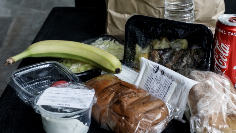 Φαγητό για άπορους στη Θεσσαλονίκη προσέφερε η Προεδρία της Δημοκρατίας