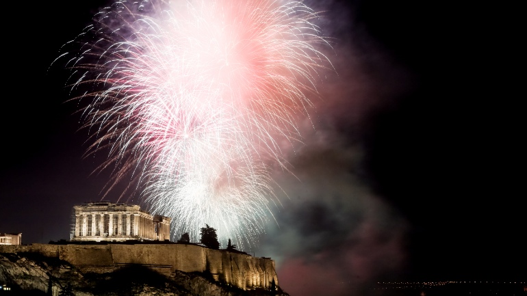 Με πυροτεχνήματα και γιορτινή διάθεση η Αθήνα υποδέχτηκε το 2023