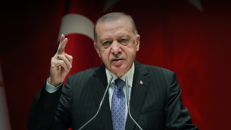 «Οι μηχανορραφίες του Ερντογάν για να σώσει το τομάρι του»