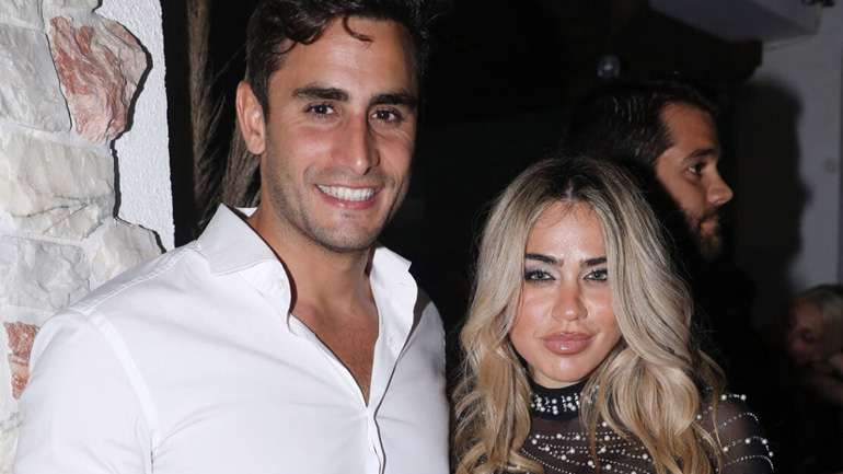 Κόνι Μεταξά: Υποδέχτηκε το 2023 με ένα παθιασμένο φιλί από τον σύζυγό της, Μάριο Καπότση