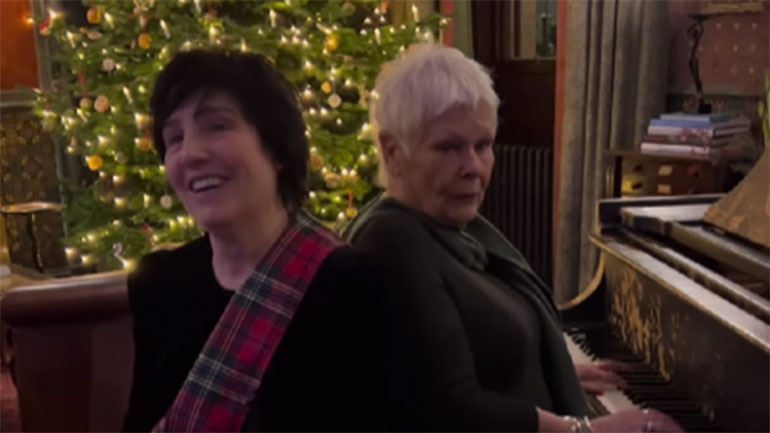 Η Τζούντι Ντεντς  σε «παράσταση» έκπληξη – Παίζει στο πιάνο Abba λίγο πριν την Πρωτοχρονιά