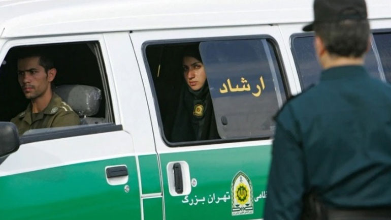 Ιράν: Η αστυνομία ξεκινά και πάλι να ελέγχει εάν οι γυναίκες που επιβαίνουν σε αυτοκίνητο φορούν χιτζάμπ