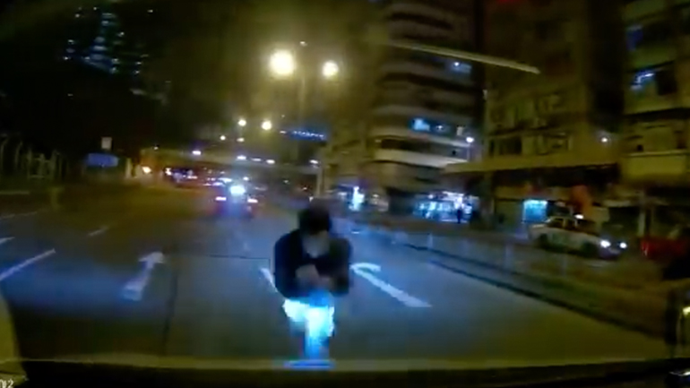 Πεζός πέφτει πάνω σε αυτοκίνητο