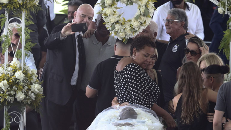 Γελοιότητες με selfie μπροστά στο φέρετρο του Πελέ από τον πρόεδρο της FIFA και την κόρη του «βασιλιά»