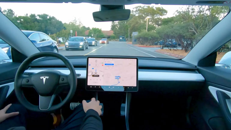 Κοιμόταν μέσα στο κινούμενο Tesla και η αστυνομία τον καταδίωκε για 15 λεπτά