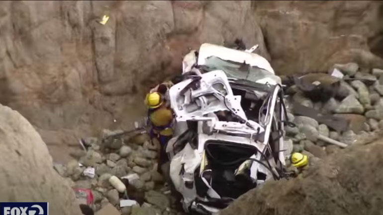 Θαύμα: Πέσανε από τα 75 μέτρα με το Tesla και σώθηκαν όλοι