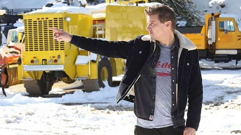 Ο ηθοποιός Τζέρεμι Ρένερ εξακολουθεί να νοσηλεύεται σε «κρίσιμη αλλά σταθερή κατάσταση»