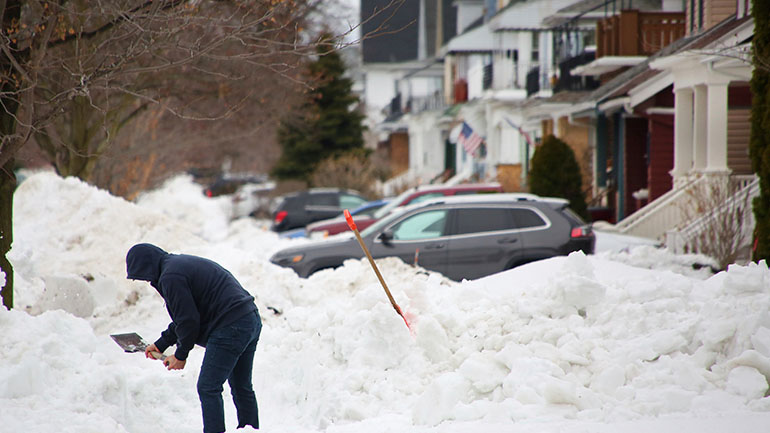 Σφοδρή χιονοθύελλα στις Βόρειες και Μεσοδυτικές ΗΠΑ – Χαλάζι και ανεμοστρόβιλοι απειλούν τον Νότο