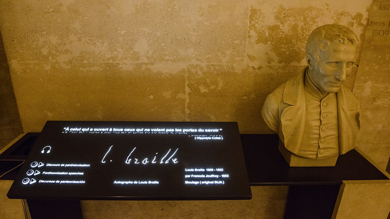 Παγκόσμια Ημέρα Μπράιγ: Η ιστορία πίσω από τον εφευρέτη της «γραφής» των τυφλών