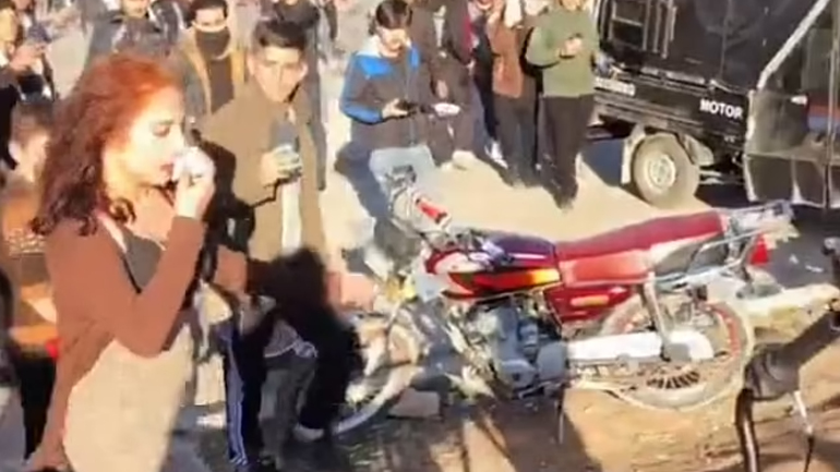 Ιράκ: Βίντεο-σοκ με εκατοντάδες άνδρες να επιτίθενται σε 17χρονη που ήταν «άσεμνα» ντυμένη