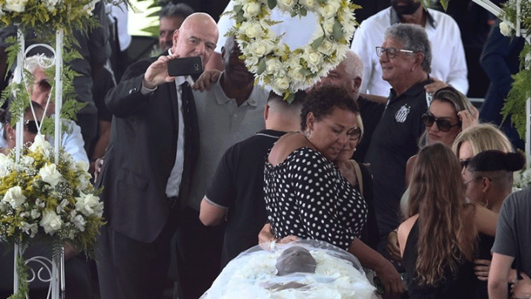 Ινφαντίνο: «Είμαι σοκαρισμένος με την κριτική για τις “selfies” στο φέρετρο με τη σορό του Πελέ»