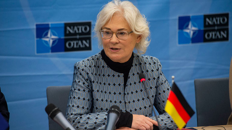 Deutsche Welle: Υπό παραίτηση η Γερμανίδα υπ. Άμυνας;