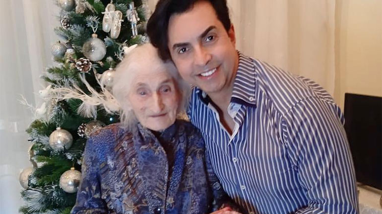 O Κωνσταντίνος Μενούνος μαζί με την 105 ετών, γιαγιά του Σοφία μας λένε τα κάλαντα Πρωτοχρονιάς