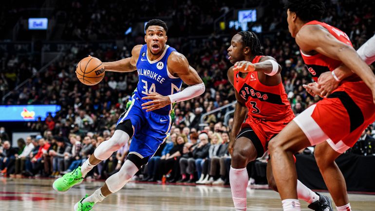 Νέο σόου του Γιάννη, γλίτωσε στην παράταση τους Μπακς στο Τορόντο