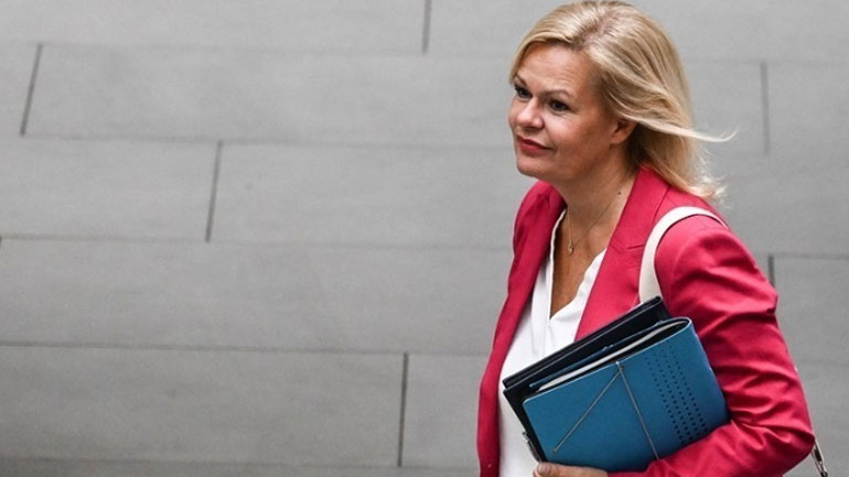 Γερμανία: «Βίαιη άρνηση ενσωμάτωσης» ορισμένων νεαρών μεταναστών διαπιστώνει η υπουργός Εσωτερικών