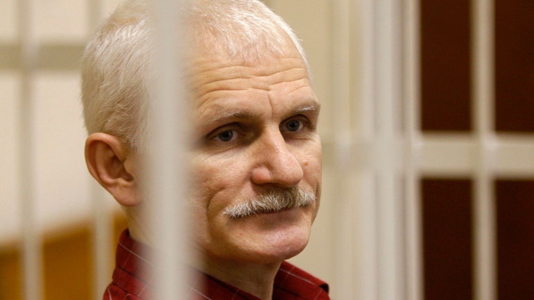 Λευκορωσία: Αρχισε στο Μινσκ η δίκη του νομπελίστα Αλες Μπιαλιάτσκι