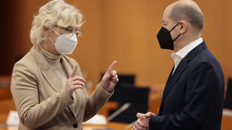 Σολτς: Απόλυτη εμπιστοσύνη στην υπουργό Άμυνας Κριστίνε Λάμπρεχτ