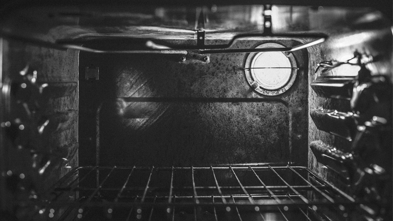 Το απόλυτο κόλπο για να καθαρίσεις τον φούρνο!