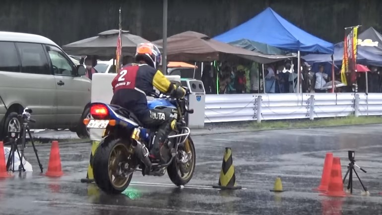 Στη βροχή οδηγούμε αργά και προσεκτικά ή όχι;