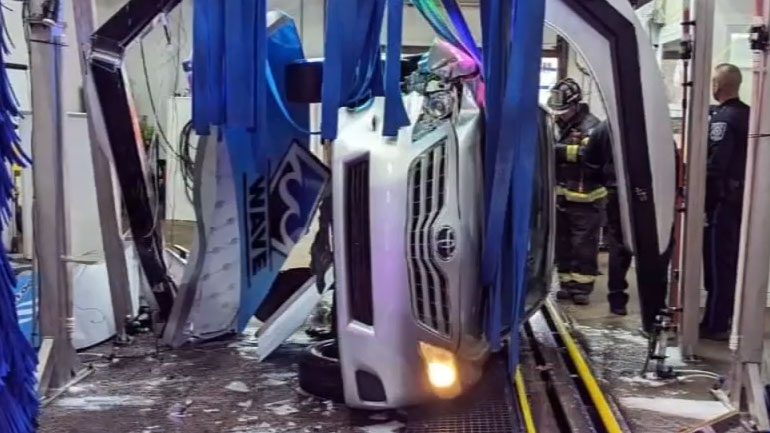 Οδηγός 77 ετών πάτησε γκάζι αντί για φρένο και εγκλωβίστηκε σε πλυντήριο αυτοκινήτων