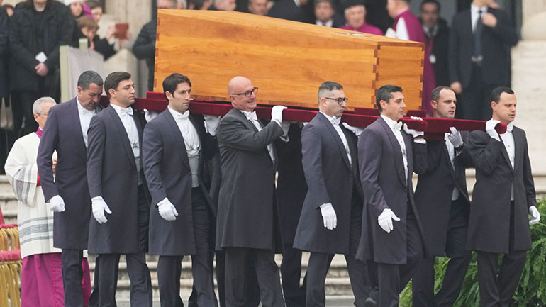 Βατικανό: Κηδεύτηκε ο πάπας Βενέδικτος