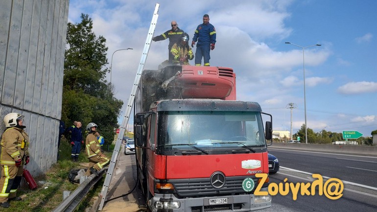 Ε.Ο. Αθηνών-Λαμίας: Φωτιά σε φορτηγό στον κόμβο Κρυονερίου