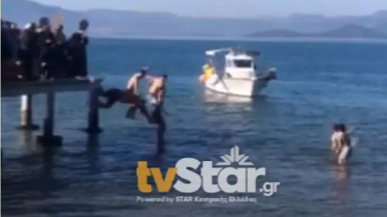 Θεοφάνια: Η στιγμή του τραυματισμού του 22χρονου που βούτηξε για το Σταυρό στη Φθιώτιδα