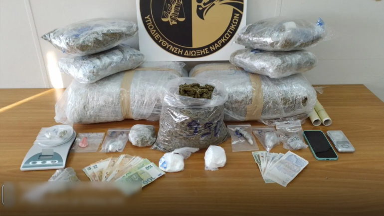 Ναρκωτικά κρυμμένα σε παιδικό δωμάτιο και σε κρύπτη αυτοκινήτου