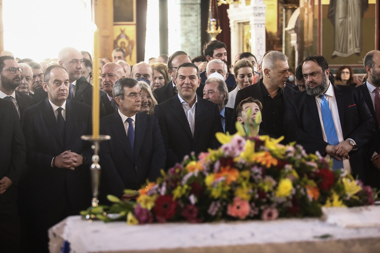 Ο πρόεδρος του ΣΥΡΙΖΑ στη Μητρόπολη του Πειραιά και δεξιά ο εκδότης, εφοπλιστής και δημοτικός σύμβουλος επινείου, Βαγγέλης Μαρινάκης