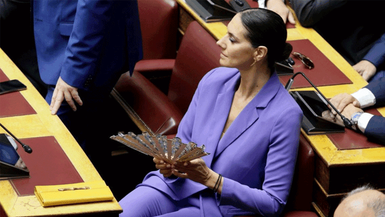 Νόνη Δούνια για τη λιποθυμία της στη βουλή: «Ήταν ένα καμπανάκι που μου χτύπησε»