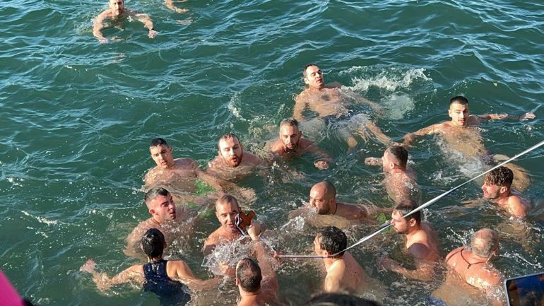 Θεσσαλονίκη: Με λαμπρότητα και ο καθαγιασμός των Υδάτων και η ρίψη του Τιμίου Σταυρού στον Θερμαϊκό