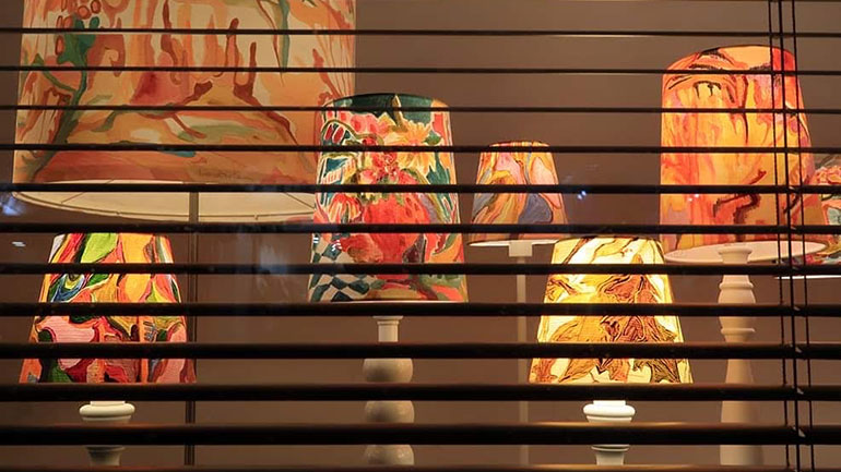 «Εξήντα Μικροί Ήλιοι» φωτίζουν τις Βιτρίνες Τέχνης του ΟΤΕ στο κέντρο της Θεσσαλονίκης