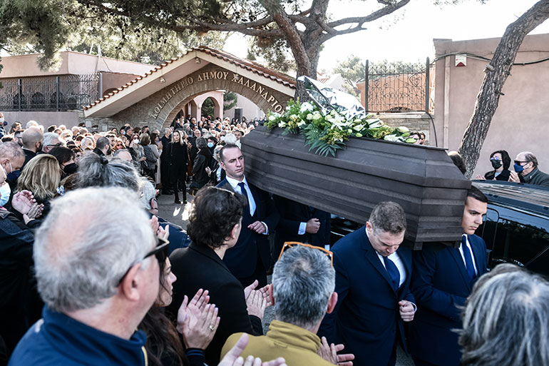 Πλήθος κόσμου στο τελευταίο αντίο