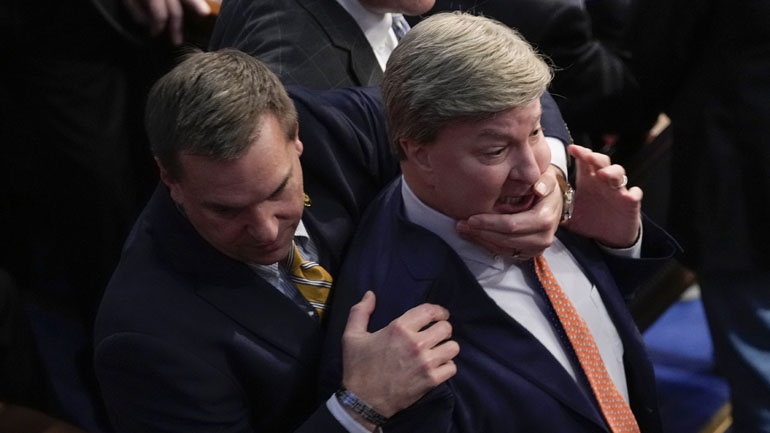 ΗΠΑ: Καρέ – καρέ το κεφαλοκλείδωμα σε εξαγριωμένο βουλευτή