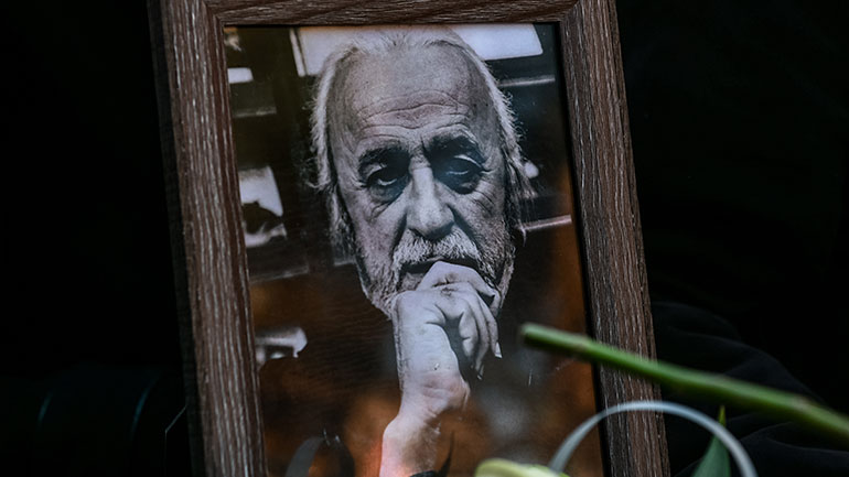 Αποχαιρέτησαν με το «πρωινό τσιγάρο» τον Νότη Μαυρουδή