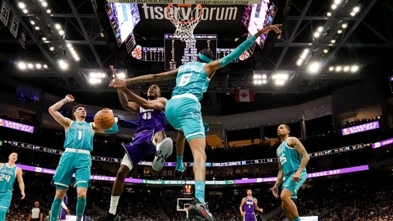 Χαμηλή πτήση Αντετοκούνμπο και Μπακς, «σίφουνας» Σάρλοτ στο Μιλγουόκι