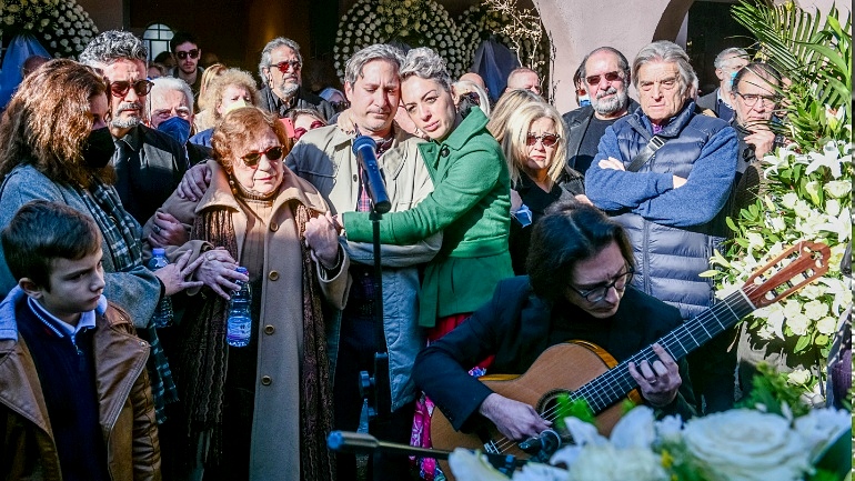 Από τις πιο συγκινητικές στιγμές όταν η οικογένειά του και οι παριστάμενοι τραγούδησαν το «Πρωινό Τσιγάρο»