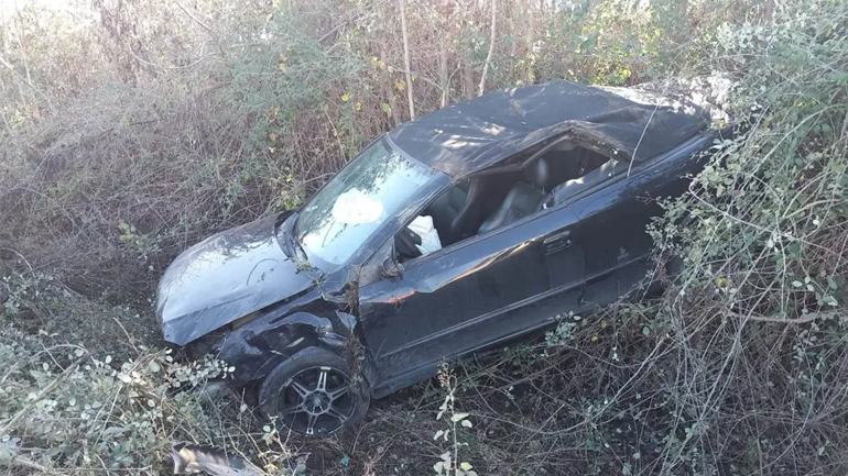 Σοκαριστικό τροχαίο ατύχημα στα Τρίκαλα με εκτροπή αυτοκινήτου σε χαντάκι