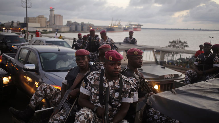 Ακτή Ελεφαντοστού: Επαναπατρίστηκαν 46 στρατιώτες που κρατούνταν αιχμάλωτοι στο Μάλι