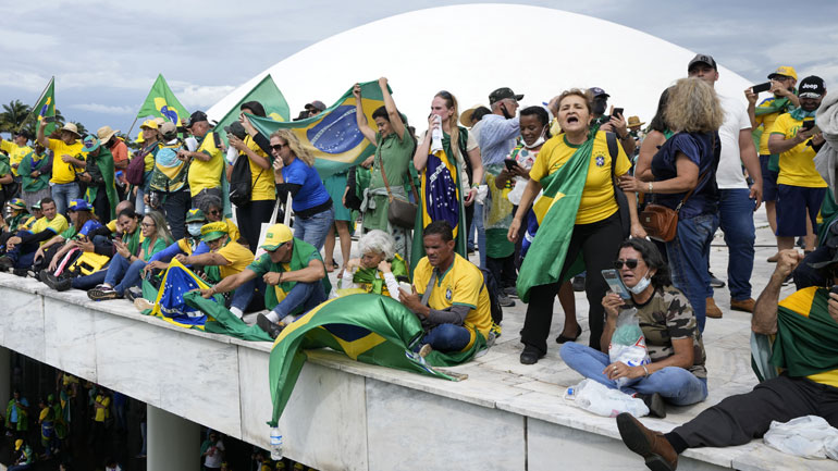 ΗΠΑ, ΕΕ και Λατινοαμερικάνοι πρόεδροι καταδικάζουν την εισβολή των μπολσοναριστών στο Κογκρέσο
