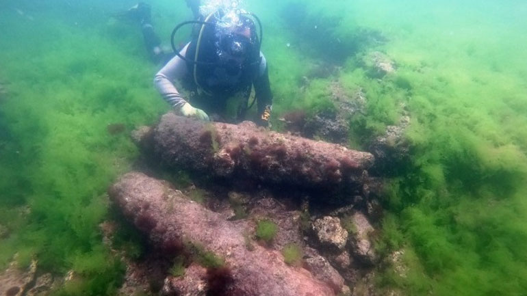 Βουλγαρία: Δύτες ανέσυραν κανόνια από ναυάγιο 200 ετών στη Μαύρη Θάλασσα