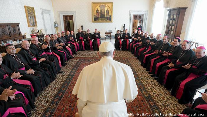 Ο Πάπας Φραγκίσκος υποδέχεται επισκόπους στο Βατικανό